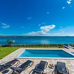 Maslenica Holiday home *